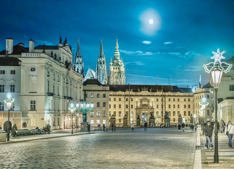 Pražský hrad za úplňku